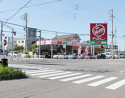 1.「アップル日進岩崎店」がある信号を左折してください。
